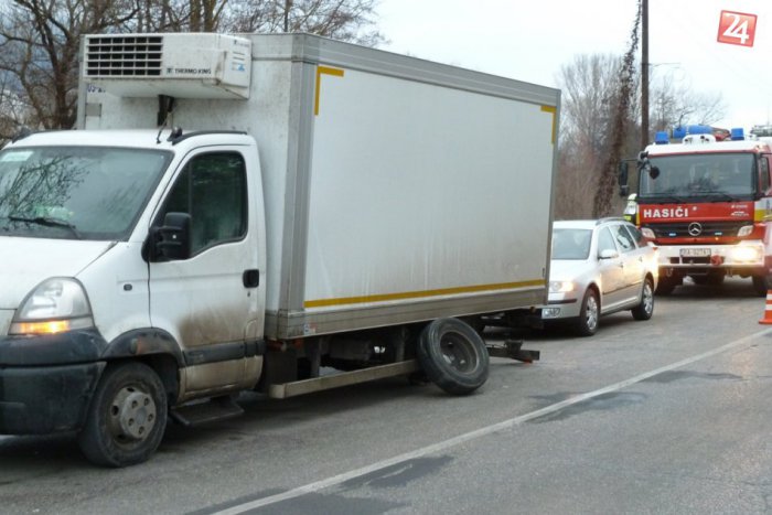 Ilustračný obrázok k článku Kuriózna nehoda: Autu za jazdy odletelo koleso, zrazilo sa s ním ďalšie auto!