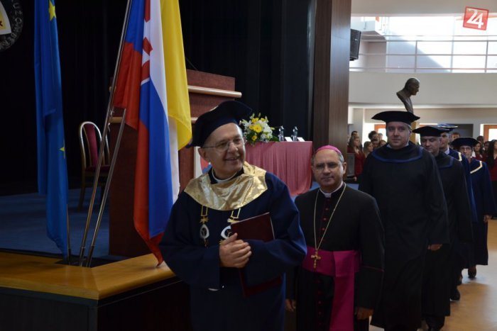 Ilustračný obrázok k článku Blesk z vianočného neba: Akademický senát KU odvoláva rektora Zasepu!