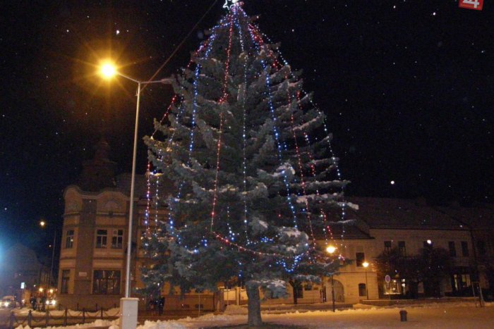 Ilustračný obrázok k článku Stromček v Brezne rozžiaria v americkom štýle: Nebude chýbať Santa Claus ani Coca-Cola kamión