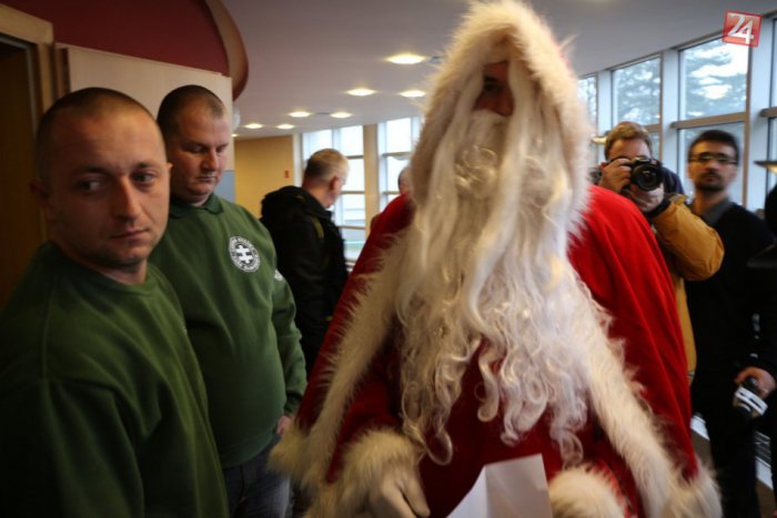 Ilustračný obrázok k článku AUTENTICKÉ ZÁBERY: Do rokovacej sály nechceli vpustiť Mikuláša