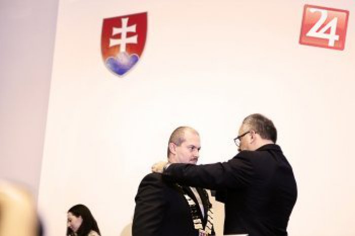 Ilustračný obrázok k článku Marian Kotleba je už županom: Želanie bielych Vianoc vyvolalo smiech!