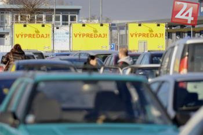 Ilustračný obrázok k článku Odparkovaný peugeot bol fuč: Pred košickým Kauflandom vyčíňal autičkár!