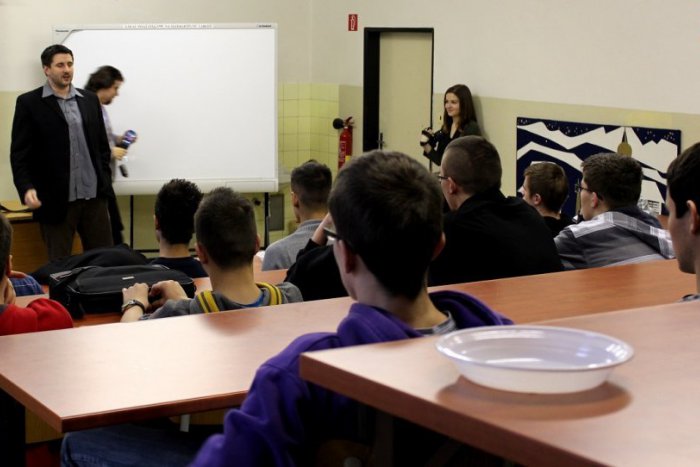 Ilustračný obrázok k článku Dostali super nápad a realizujú ho: Bystrickí študenti rozbehli roadshow po školách