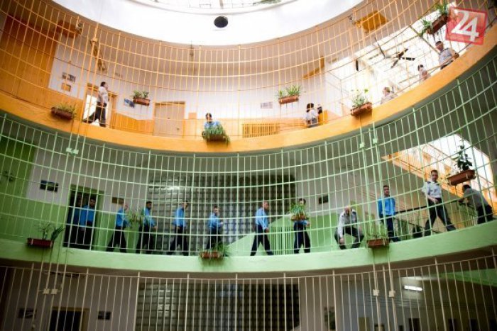 Ilustračný obrázok k článku Festival Biela noc už čoskoro: Dielo zo 60 000 cédečiek budú inštalovať aj naši väzni a dostanú honorár!