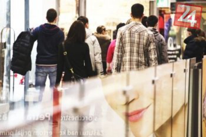 Ilustračný obrázok k článku Hotové nákupné šialenstvo: Novozámocké obchody dnes doslova praskali vo švíkoch