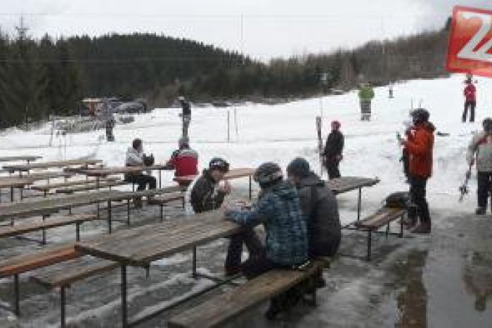 Ilustračný obrázok k článku Horehronie je bez snehu: Lyžovačka na Bučníku však pokračuje