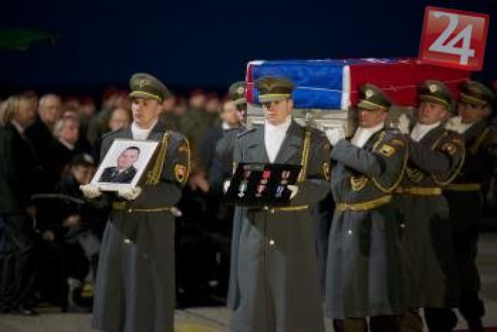 Ilustračný obrázok k článku Zosnulých vojakov pochovajú so všetkými vojenskými poctami: Ministerstvo zriadilo kondolenčnú knihu