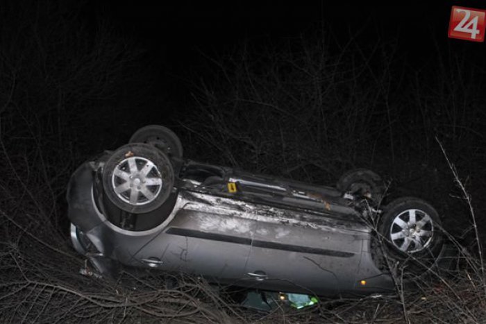 Ilustračný obrázok k článku Zábery z miesta  nehody: Mladý Žilinčan vrazil do stromu a skončil na streche