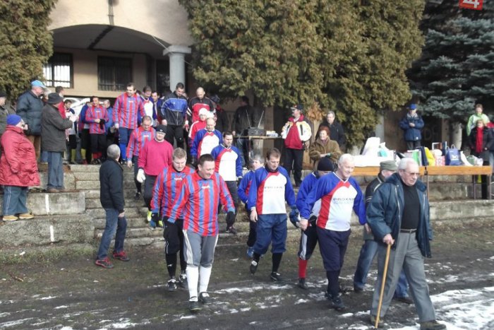 Ilustračný obrázok k článku Na silvestrovskom futbale panovala výborná nálada: V 58. ročníku uspeli hráči FC Mesto