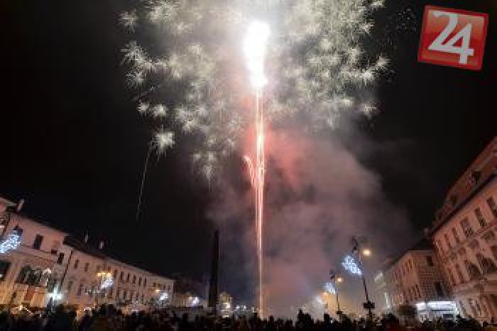 Ilustračný obrázok k článku GALÉRIA: Ohňostroj prilákal na námestie davy. Hlavy k nebu nasmerovali tisícky ľudí!