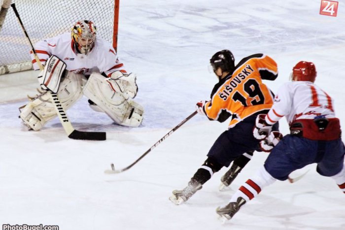 Ilustračný obrázok k článku Nitrianski hokejisti prehrali na domácom ľade: Dubnica stále bez premožiteľa!