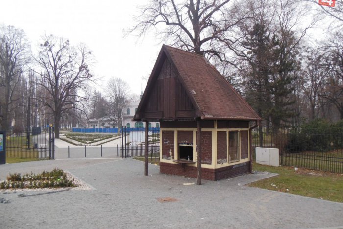 Ilustračný obrázok k článku Zo zmrzlinového stánku sa stal príbytok pre asociálov: Po nemeckom turistovi letela fľaša!