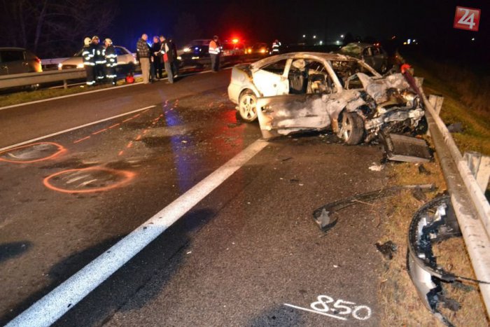 Ilustračný obrázok k článku VW Golf išiel v protismere a nabúral: Čelnú zrážku neprežili dvaja ľudia!