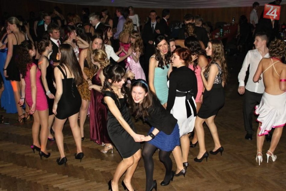 Ilustračný obrázok k článku Obľúbená party v Topoľčanoch aj tento rok: Prvé INFO o Vianočnom študentskom plese!