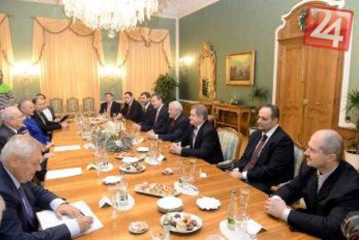 Ilustračný obrázok k článku Veľké stretnutie županov: Ten bratislavský Kotlebovi nepodal ruku, toto je dôvod!