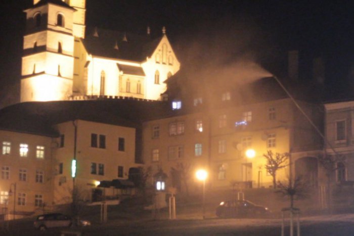 Ilustračný obrázok k článku Perinbaba sa síce fláka, ale... V Kremnici na námestí budú celé kopy snehu!