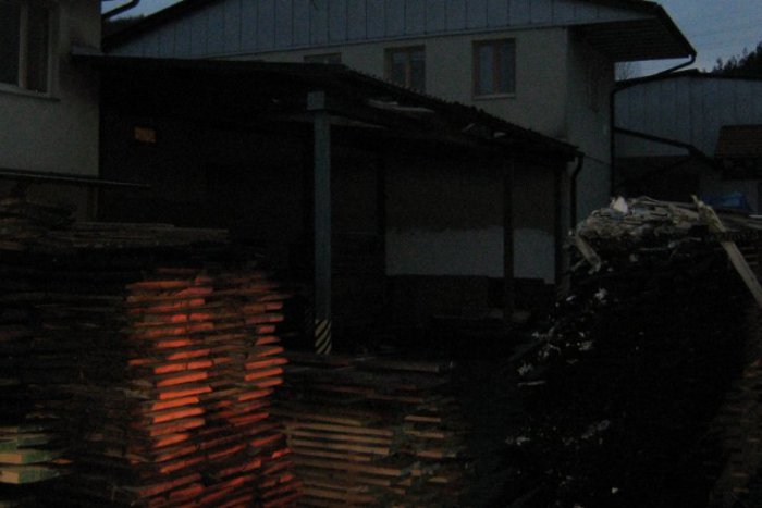 Ilustračný obrázok k článku Rozruch v meste: Sklad dreva zachvátili plamene, rozsiahly požiar ohrozoval výrobnú halu!