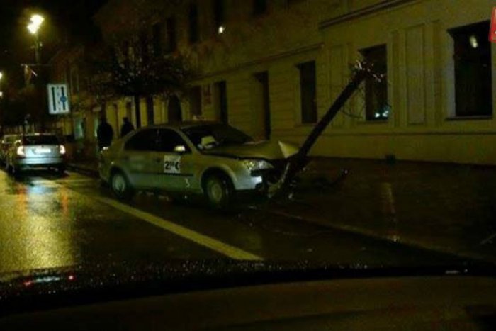 Ilustračný obrázok k článku Vyvrátiť strom na Hlavnej sa nepodarí každému: Pozrite si FOTO z nehody taxikára (22) v Prešove