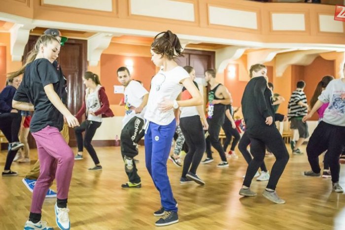 Ilustračný obrázok k článku Najviac tanečníkov na meter štvorcový! Veľká tanečná akcia prilákala desiatky nadšencov...