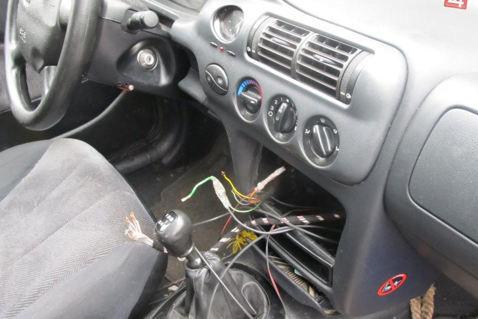 Ilustračný obrázok k článku Majitelia zaparkovaných áut ponúkli zlodejom lyže, notebook, ...