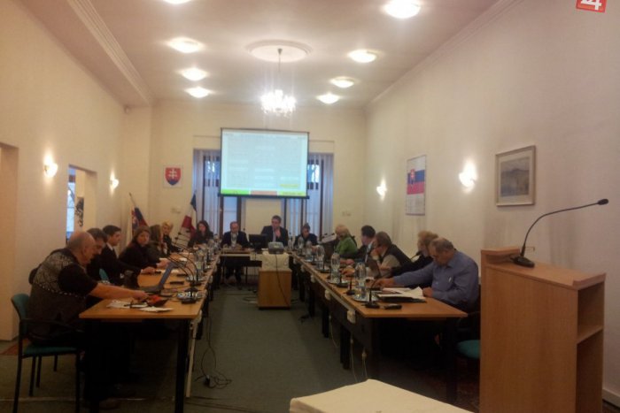 Ilustračný obrázok k článku Poslanci opäť zasadnú: Riešiť budú opravy ciest aj zóny pre psov