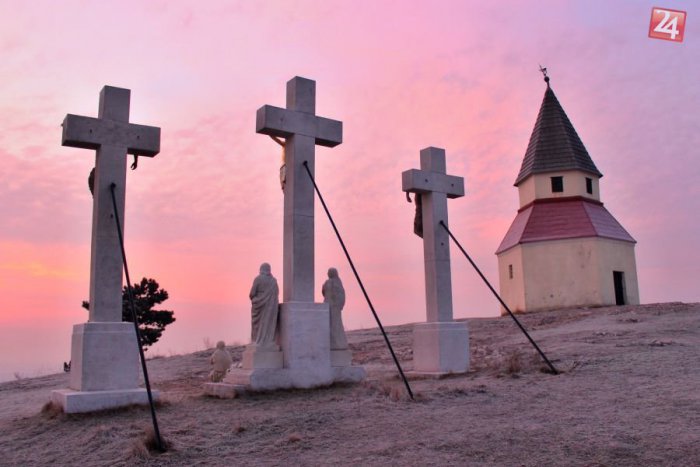 Ilustračný obrázok k článku Romantické obrázky z Kalvárie: Východ slnka nad zamrznutou Nitrou