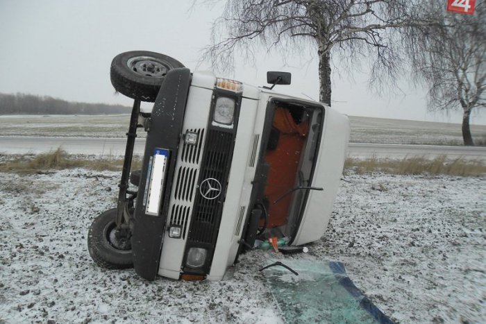 Ilustračný obrázok k článku Cez víkend sa šmýkalo. Pozrite sa, kde všade skončili autá v priekope