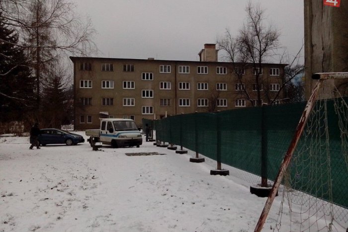 Ilustračný obrázok k článku Záhadný plot na Severnej: Prečo sa tiahne cez parkovisko a aj futbalové ihrisko?