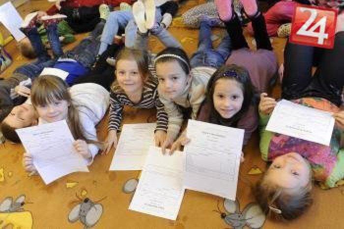 Ilustračný obrázok k článku Polročné snaženie: Nezabudnite, školáci dnes donesú domov výpisy z vysvedčení