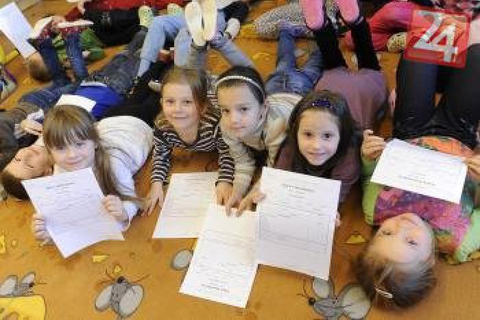 Ilustračný obrázok k článku Polročné snaženie: Nezabudnite, školáci dnes donesú domov výpisy z vysvedčení