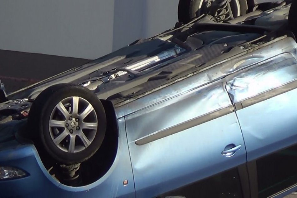 Ilustračný obrázok k článku Nehoda so zranením na R1 v Bystrici. Auto skončilo na streche