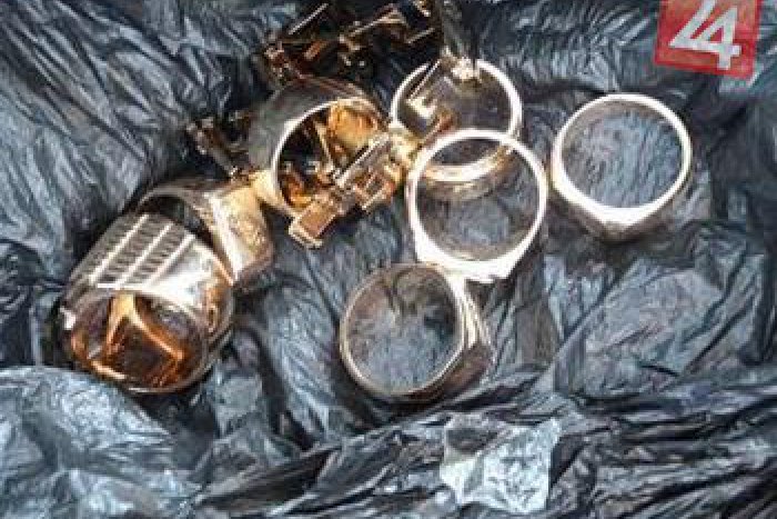 Ilustračný obrázok k článku Radosť sa zmenila na trpkú príchuť: Muž (41) našiel prsteň a... teraz mu hrozí basa!