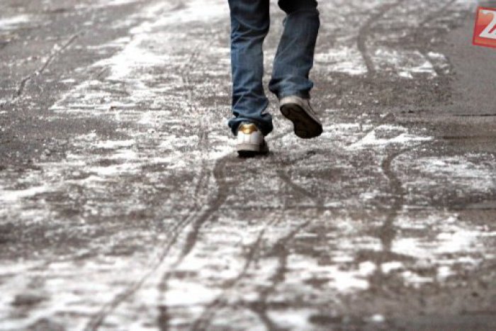 Ilustračný obrázok k článku Vo štvrtok nás potrápi poľadovica: Pozor si dajte na cestách aj chodníkoch!