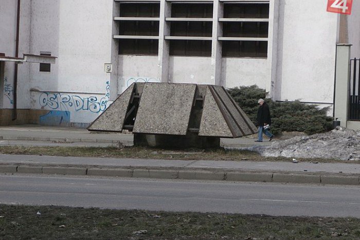 Ilustračný obrázok k článku Štvrtá etapa rekonštrukcie námestia: Poslanci rokovali o vzniku pešej zóny pod zámkom!