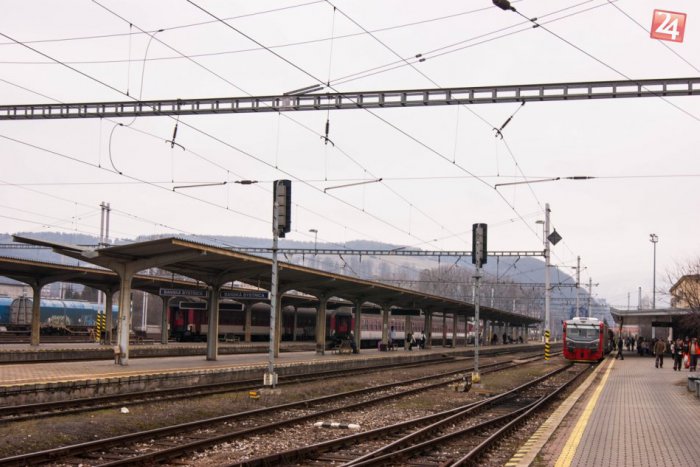 Ilustračný obrázok k článku Dramatická akcia mestských policajtov: Pre mrazivý telefonát došlo k odstaveniu vlakovej dopravy