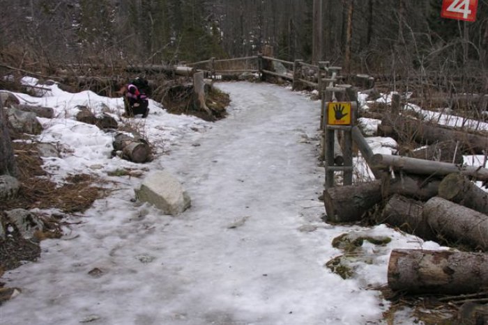 Ilustračný obrázok k článku Chystáte sa počas víkendu na hory? Počítajte s tým, že chodníky v Tatrách sú zľadovatené