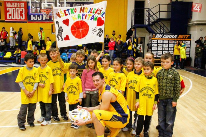 Ilustračný obrázok k článku Iskra bojovala o 4. miesto. Kapitán Berkis dostal tortu