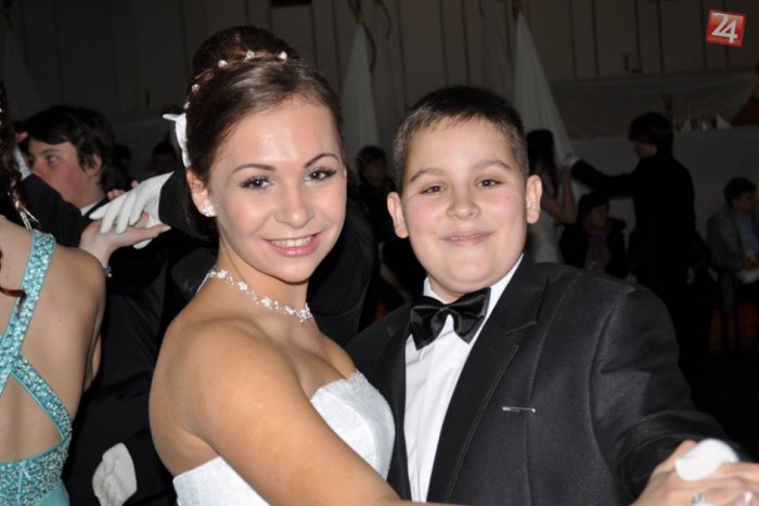 Ilustračný obrázok k článku Žiaci zo základnej školy akademika Jura Hronca plesali: Na Venčeku si vyskúšali tango, mazúrku či polku