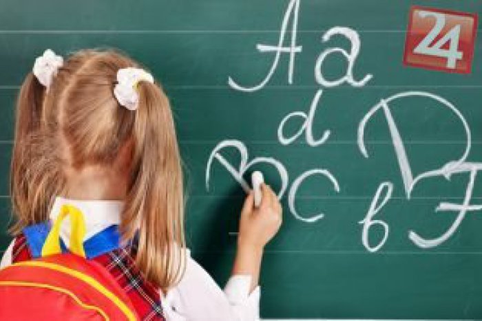 Ilustračný obrázok k článku Rodičia upútali pozornosť policajtov: Neuveríte, koľko hodín vymeškali ich deti v škole!