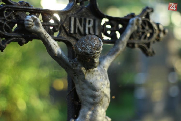 Ilustračný obrázok k článku Vzácne kríže končili v zberných surovinách: Necelú tridsiatku z nich stihli takto zachrániť