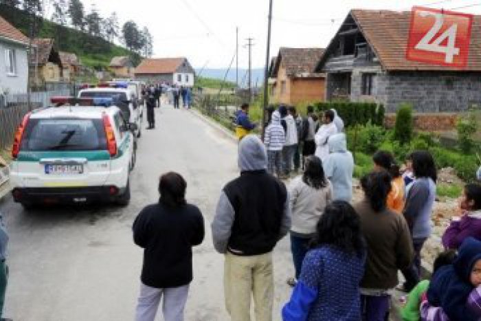 Ilustračný obrázok k článku Bitka na futbalovom ihrisku: Stovka Rómov so sekerami a vidlami napadla mladých futbalistov