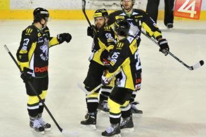 Ilustračný obrázok k článku Zaujímavá výpomoc hokejových klubov: Vlkom má pomôcť do play off trojica útočníkov