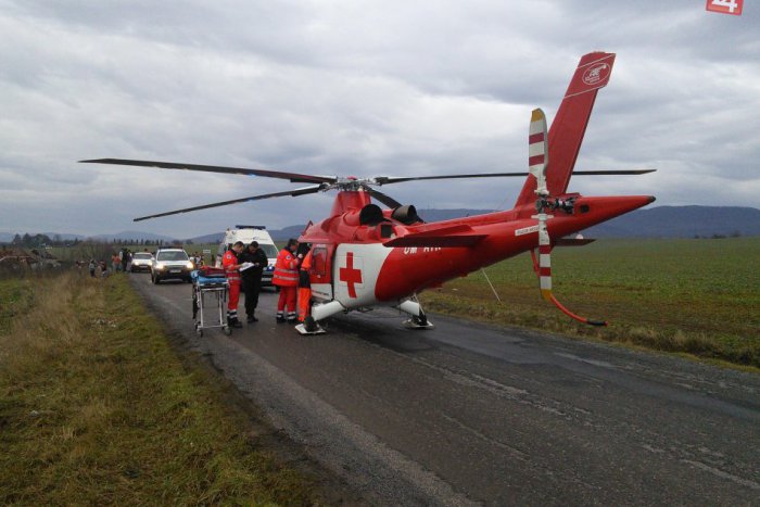 Ilustračný obrázok k článku Tínedžera (14) zasiahol prúd na stĺpe vysokého napätia: Musel zasahovať vrtuľník!