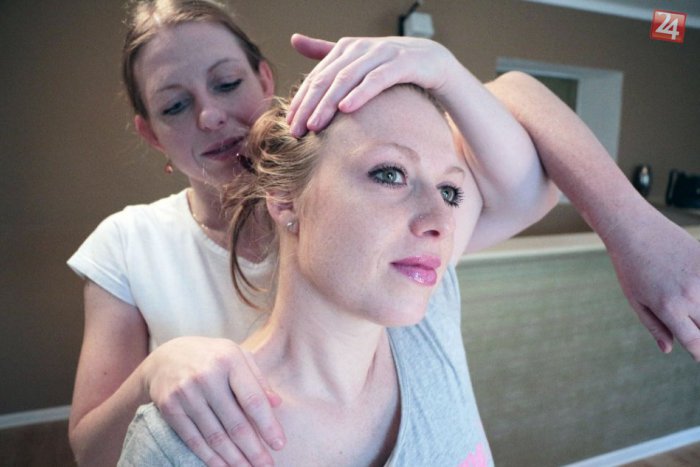 Ilustračný obrázok k článku Radíme: Dlhé sedenie spôsobuje bolesti chrbta, sedieť treba správne