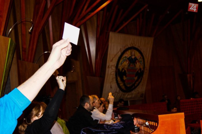 Ilustračný obrázok k článku Petícia za parkovanie, prenájom časti Domu kultúry: Aj toto sú body najbližšieho zasadnutia Mestského zastupiteľstva