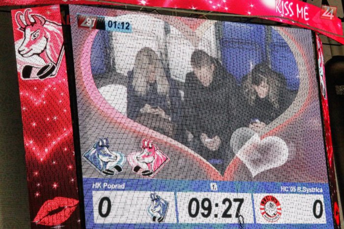 Ilustračný obrázok k článku Zápasy play off sú v Poprade zachránené. Poslanci schválili prenájom obrazovky za 1920 eur na zápas