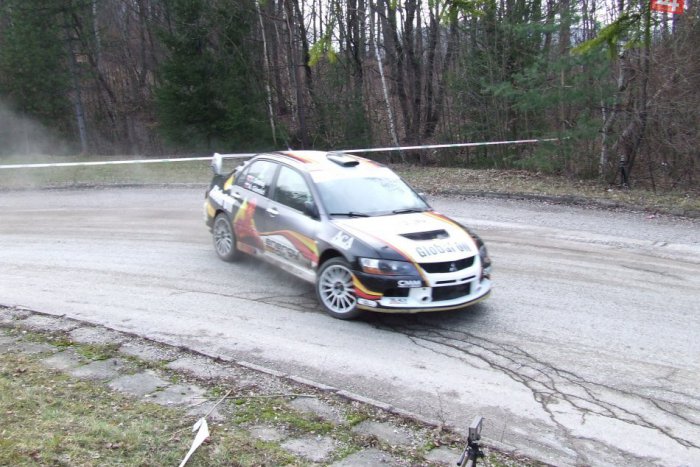 Ilustračný obrázok k článku Hukot motorov v Dobšinej: Po cestách sa preháňali rýchle autá, VIDEO vo vnútri