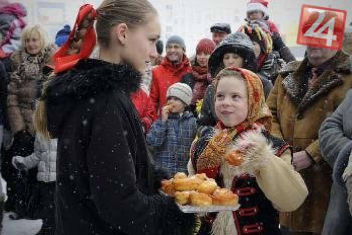 Ilustračný obrázok k článku V Španej Doline to fašiangami ešte stále žije: Vinšovanie po domoch aj zabíjačka rovno na námestí