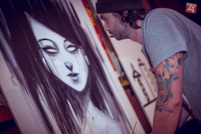 Ilustračný obrázok k článku V Poprade to roztočili vskutku zaujímaví umelci: Pozornosť pútali Tatry, namaľované lepiacou páskou