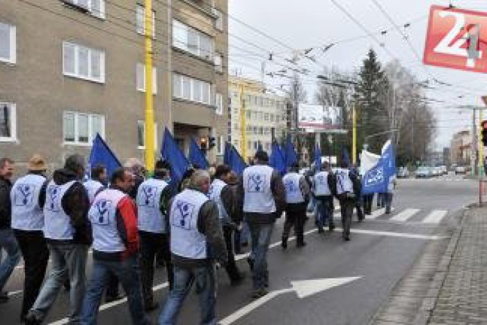 Ilustračný obrázok k článku ZÁBERY protestného pochodu v uliciach Žiliny: Zamestnanci autobusových firiem si vybojovali vyššie mzdy